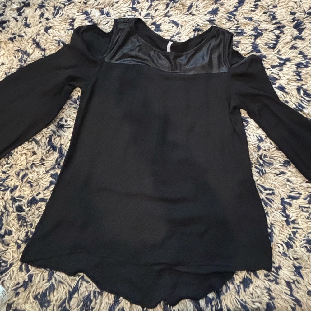 Women’s Ariella Black Long-Sleeve blouse - Faux Leather cold shoulder - medium - Picture 2 of 5